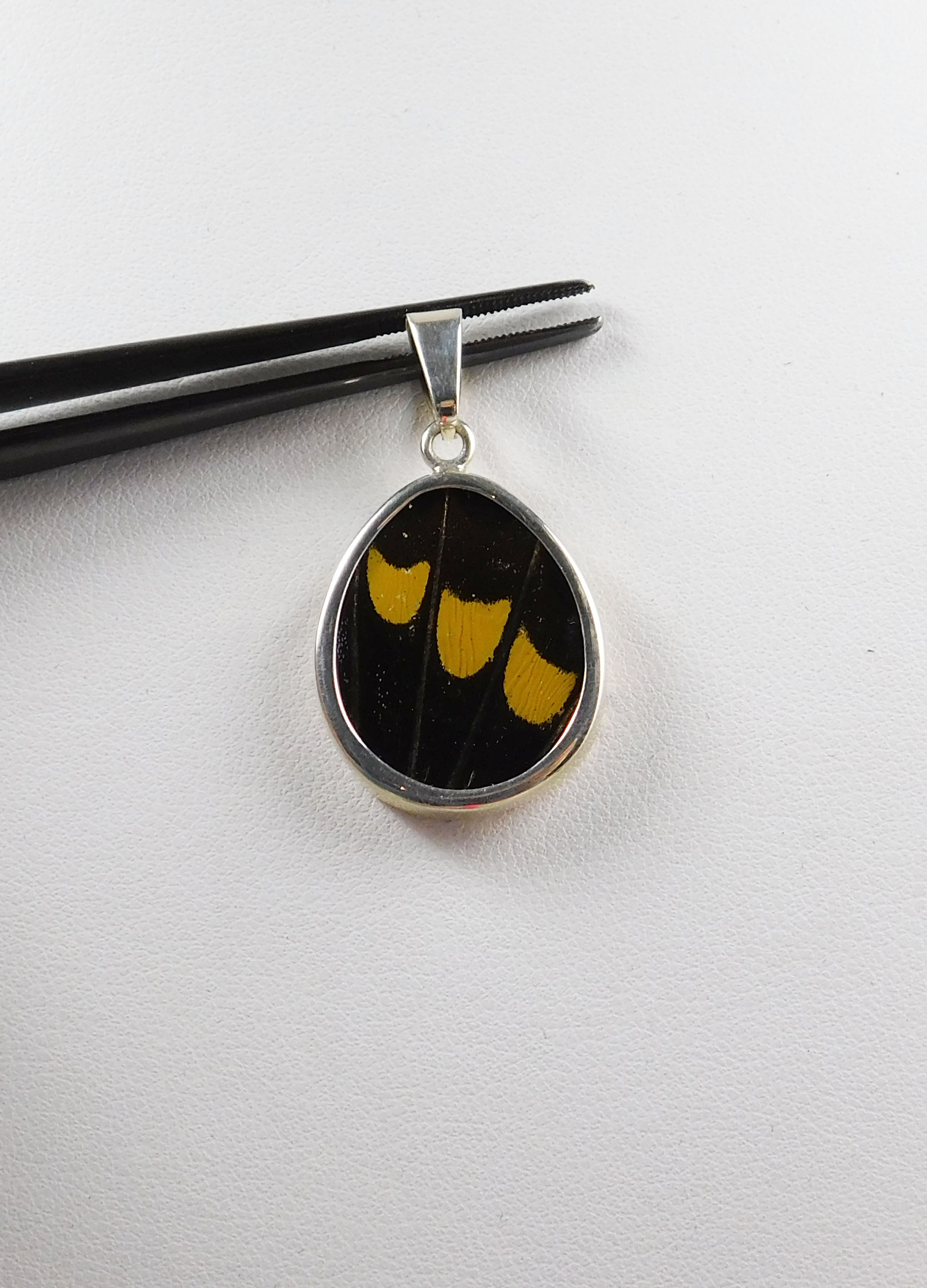 Pendant, small butterfly-wing black/gold, pear shape